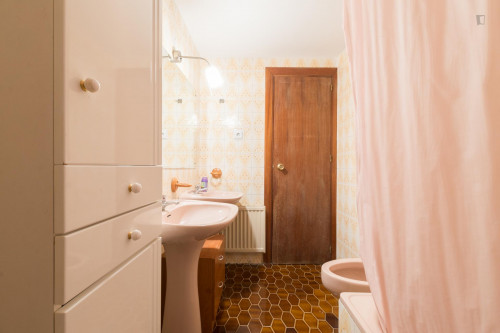 Very nice double bedroom in a 6-bedroom flat, in Alcala de Henares - Gallery - 4