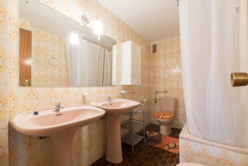 Very nice double bedroom in a 6-bedroom flat, in Alcala de Henares - Gallery - 8