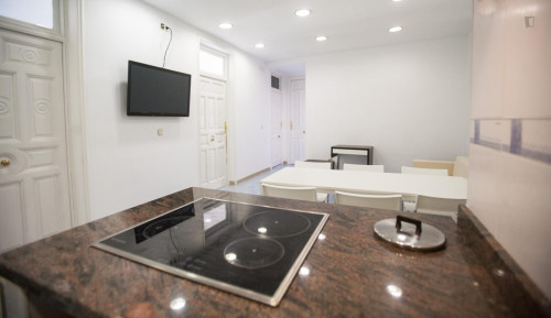 Pleasant double bedroom in a 7-bedroom flat, near the Sol metro - Gallery - 6