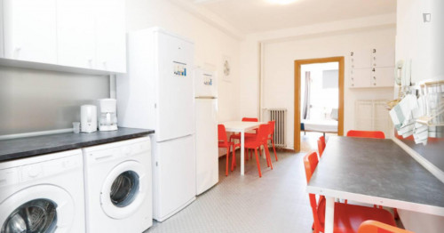 Marvellous single bedroom with a balcony, in Palacio