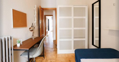 Marvellous single bedroom with a balcony, in Palacio