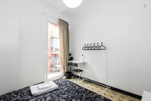 Lovely double bedroom in a 4-bedroom apartment, in proximity with Collblanc metro station  - Gallery -  3