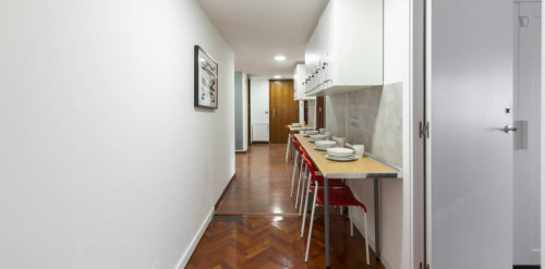 Luminous double bedroom close to Avenida de la Paz Metro