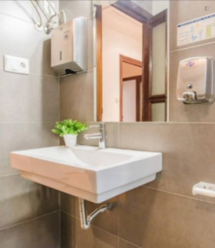 Very neat double bedroom near the Colón metro  - Gallery -  5