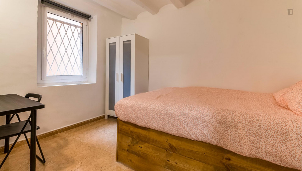 Restful double bedroom in a 5-bedroom flat, in El Raval  - Gallery -  2