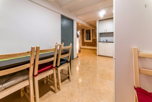 Restful double bedroom in a 5-bedroom flat, in El Raval - Gallery - 14