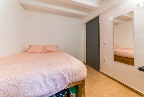 Restful double bedroom in a 5-bedroom flat, in El Raval  - Gallery -  1