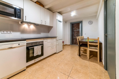 Restful double bedroom in a 5-bedroom flat, in El Raval - Gallery - 15
