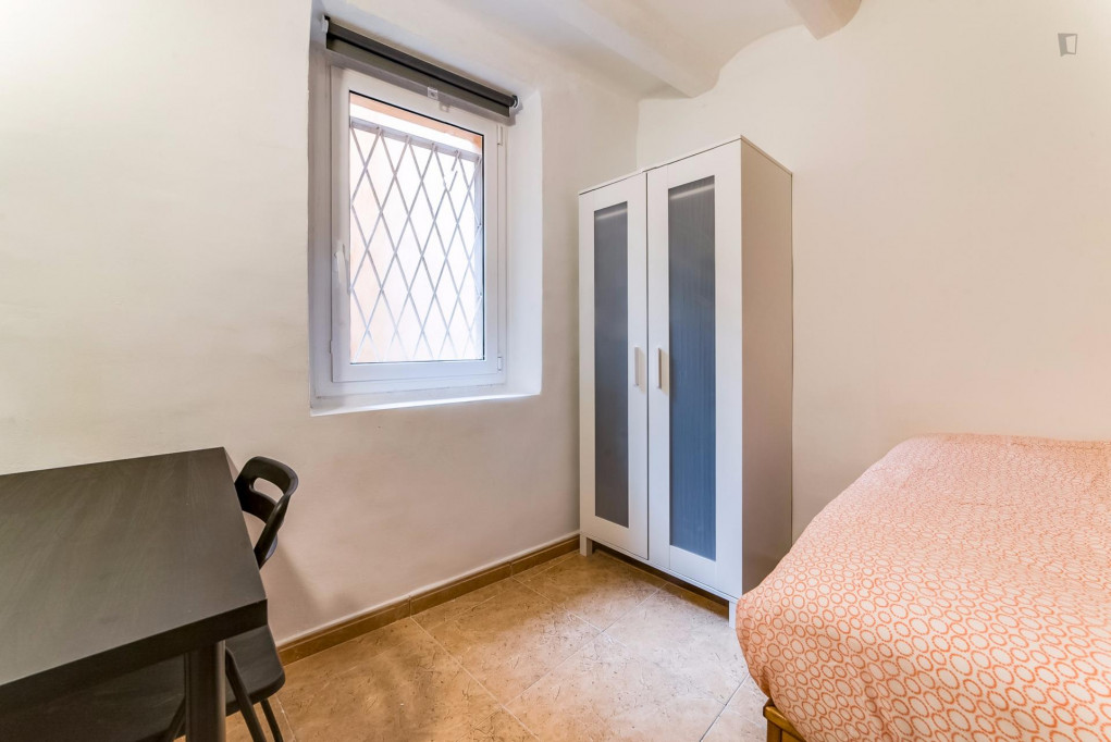 Restful double bedroom in a 5-bedroom flat, in El Raval  - Gallery -  3