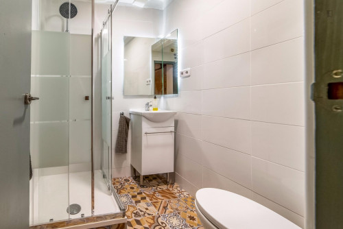 Restful double bedroom in a 5-bedroom flat, in El Raval - Gallery - 10