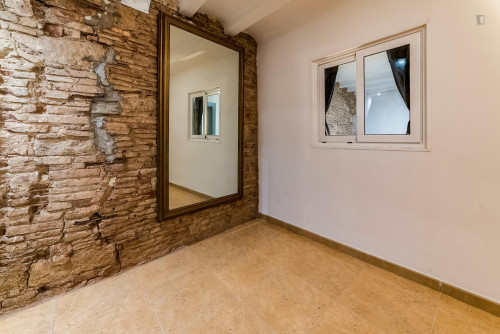 Restful double bedroom in a 5-bedroom flat, in El Raval - Gallery - 6