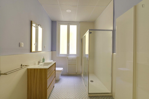 Inviting Double Bedroom next to Retiro Metro
