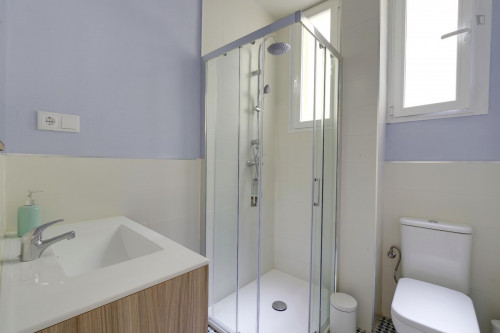 Inviting Double Bedroom next to Retiro Metro