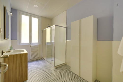 Inviting Double Bedroom next to Retiro Metro