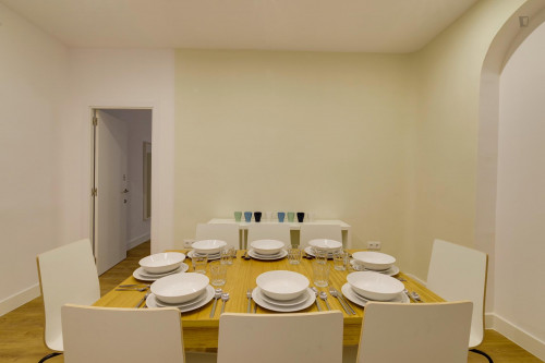 Inviting Double Bedroom next to Retiro Metro