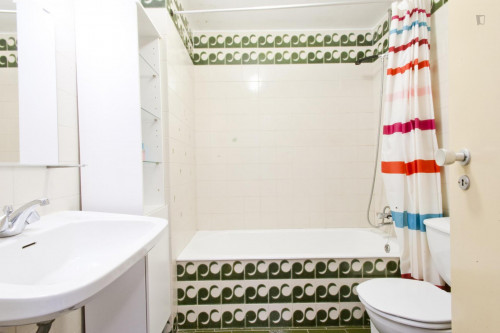 Double bedroom in spacious 4-bedroom flat in Olaias - Gallery - 8