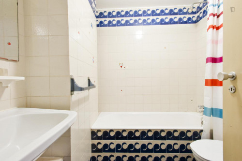Double bedroom in spacious 4-bedroom flat in Olaias - Gallery - 6