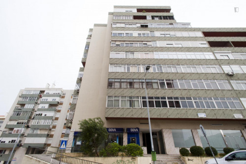 Double bedroom in spacious 4-bedroom flat in Olaias - Gallery - 10