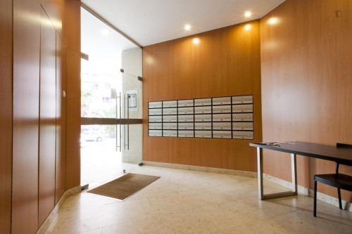Double bedroom in spacious 4-bedroom flat in Olaias - Gallery - 11