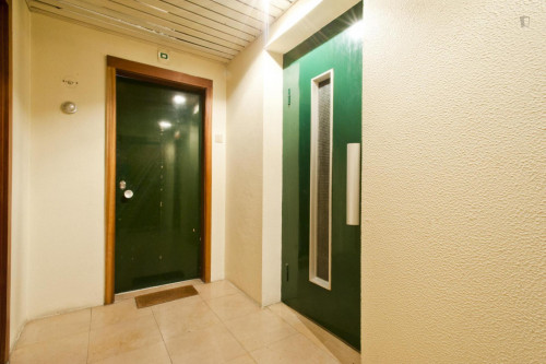 Double bedroom in spacious 4-bedroom flat in Olaias - Gallery - 13