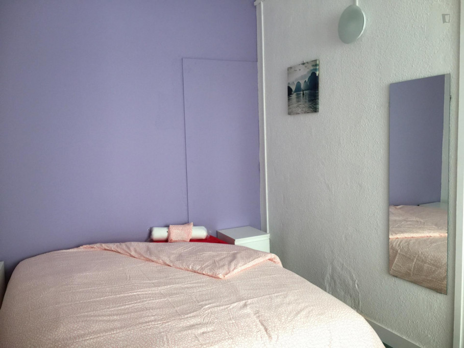 Cosy double ensuite bedroom with enclosed balcony, in a 7-bedroom flat close to the Girona metro station