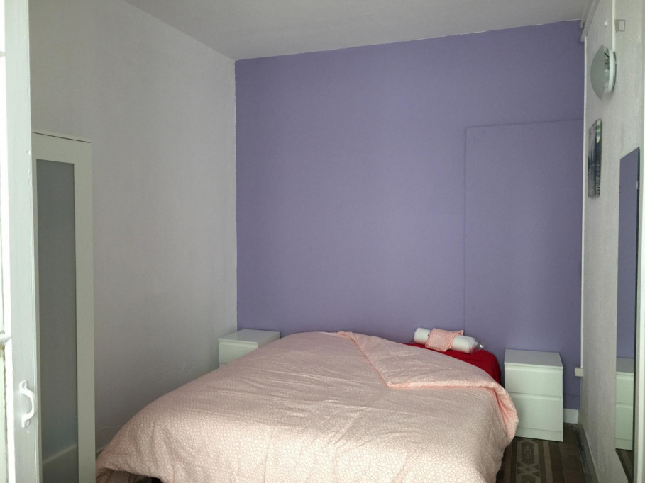 Cosy double ensuite bedroom with enclosed balcony, in a 7-bedroom flat close to the Girona metro station