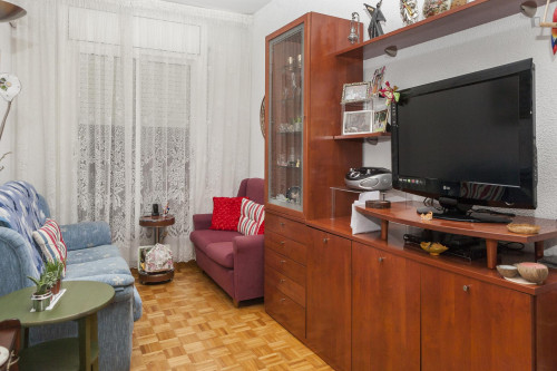 Cool bedroom near Badal Metro Station