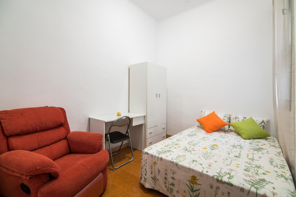 Snug double bedroom near the Joanic metro