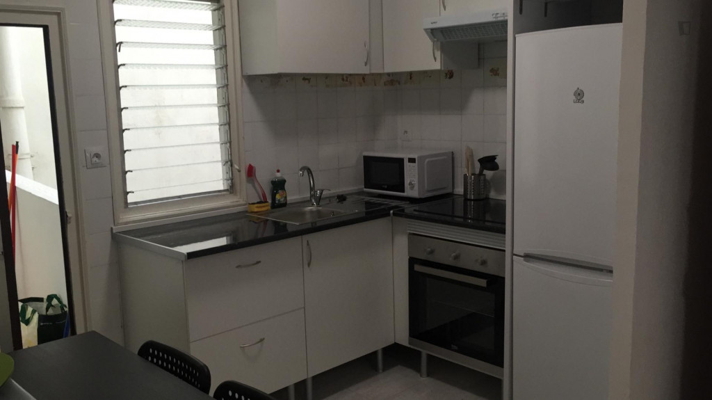 Bright single bedroom in proximity to the Centre Comercial Arena Multiespai
