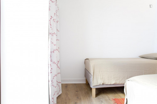 Bright twin ensuite bedroom in Bairro Alto