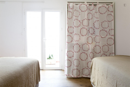 Bright twin ensuite bedroom in Bairro Alto