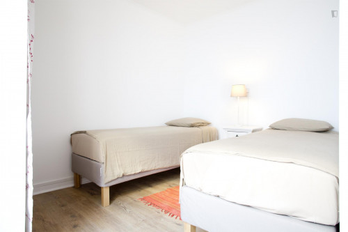 Bright twin ensuite bedroom in Bairro Alto