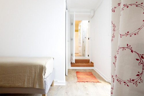 Bright twin ensuite bedroom in Bairro Alto