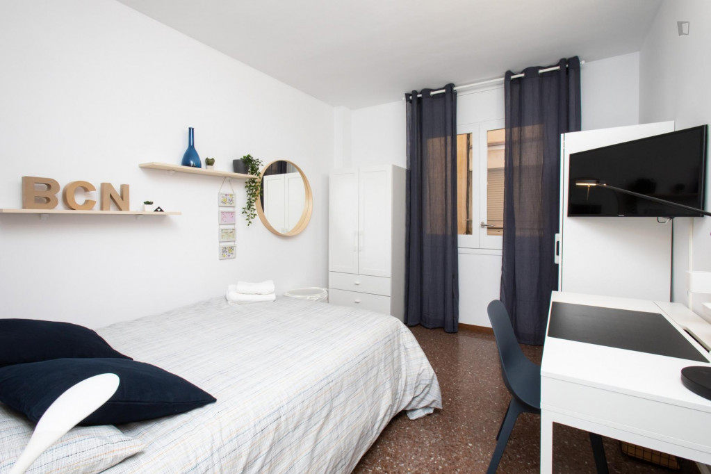 Double bedroom in 4-bedroom apartment