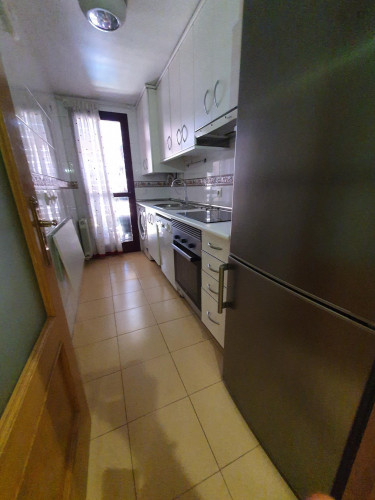 Single bedroom, with private bathroom and balcony, in 2-bedroom apartment - Gallery - 5