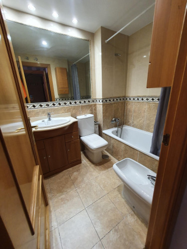 Single bedroom, with private bathroom and balcony, in 2-bedroom apartment - Gallery - 6