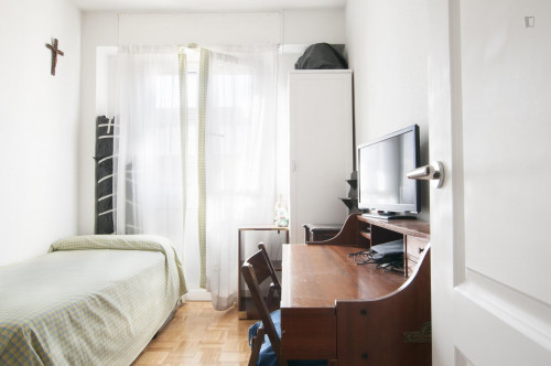 Bright single bedroom in Chamartín