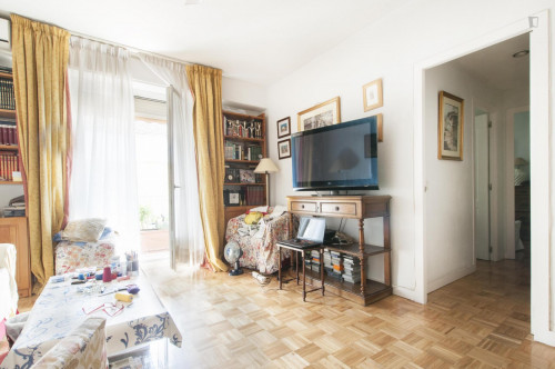 Bright single bedroom in Chamartín