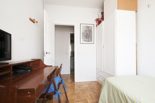 Bright single bedroom in Chamartín
