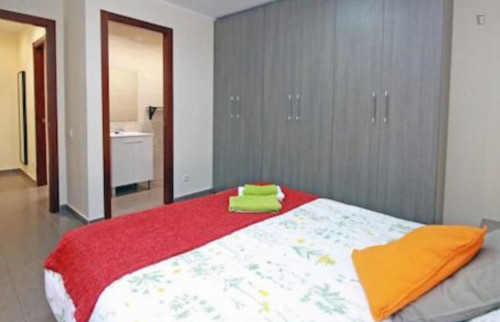 Double bedroom, with private WC and balcony, in 3-bedroom apartment  - Gallery -  2