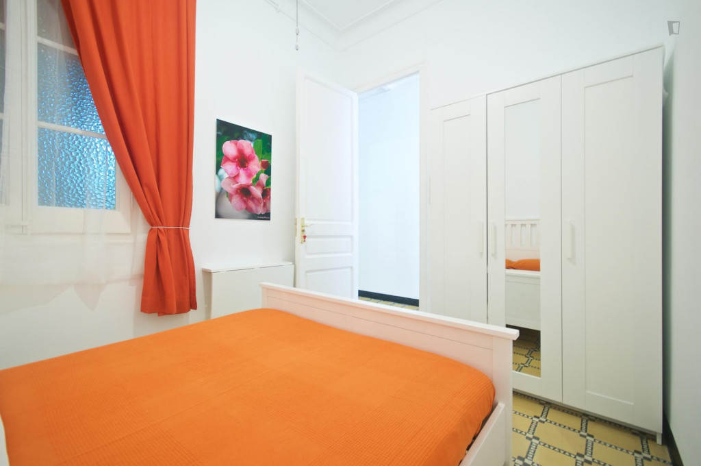 Colourful double bedroom near the popular Teatre Victòria