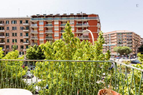 Comfy double bedroom near Colli Albani metro station - Gallery - 3
