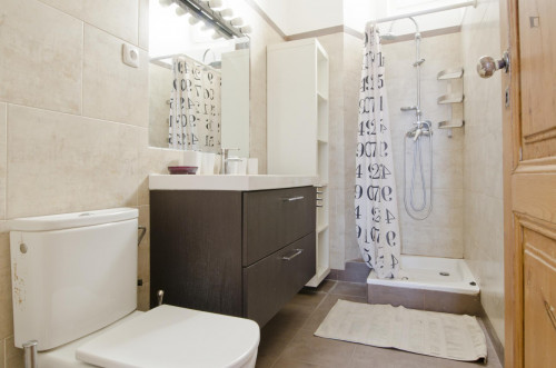Very cool single bedroom in Santa Apolónia - Gallery - 6