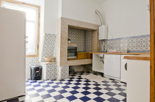 Very cool single bedroom in Santa Apolónia - Gallery - 9