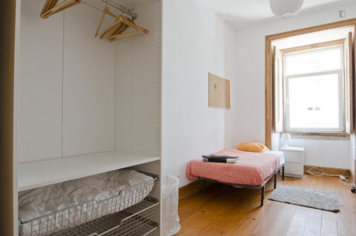 Very Cool Single Bedroom In Santa Apolónia - 2