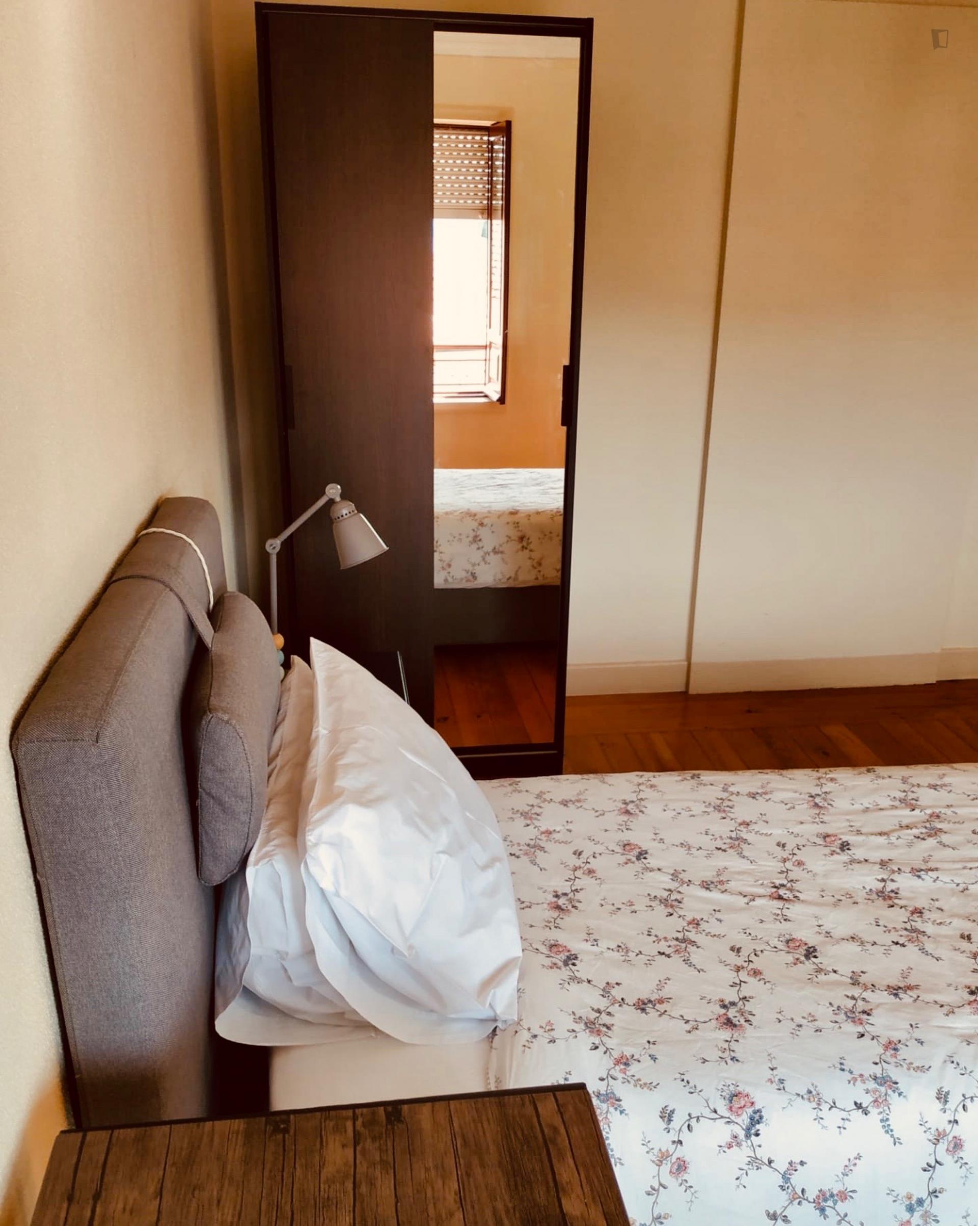 Bright and spacious room in a terraced duplex apartment in the city centre