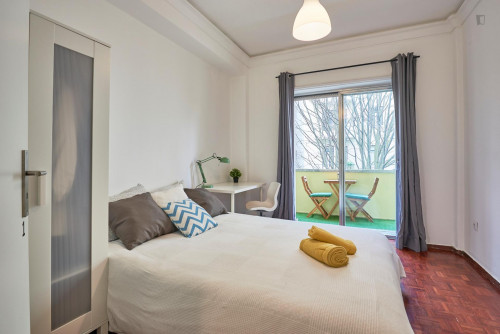Amazing double bedroom with private balcony located in Marquês de Pombal - Gallery - 28