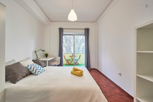 Amazing double bedroom with private balcony located in Marquês de Pombal - Gallery - 40