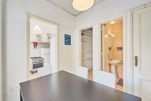Large double bedroom with private balcony located in Marquês de Pombal - Gallery - 41