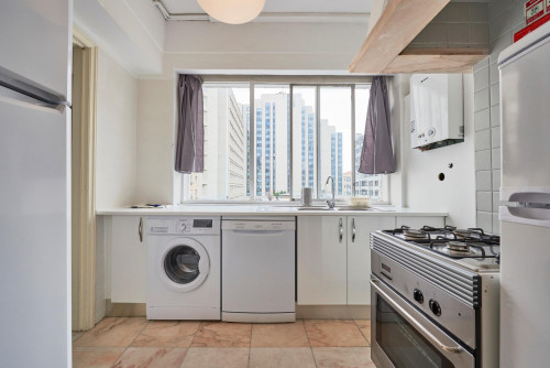 Large double bedroom with private balcony located in Marquês de Pombal - Gallery - 5